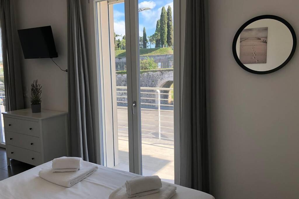 *Central Lakeside Apt*Swimming Pool & Free Parking Peschiera del Garda Exterior foto