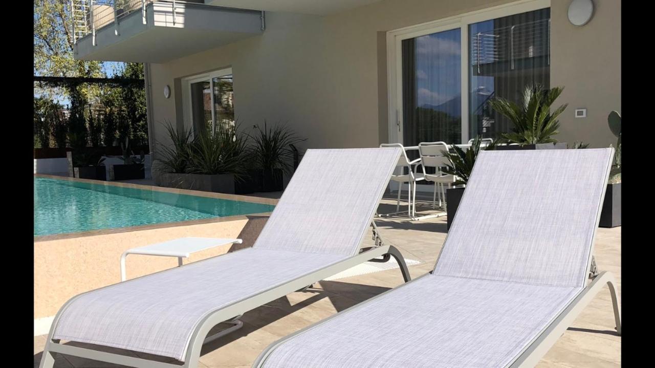 *Central Lakeside Apt*Swimming Pool & Free Parking Peschiera del Garda Exterior foto